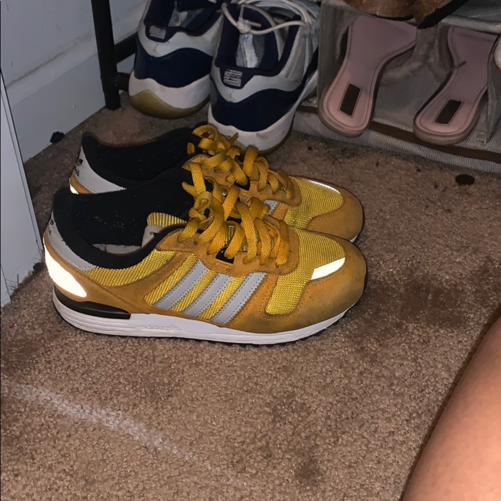 Adidas ZX 700 — comes with box